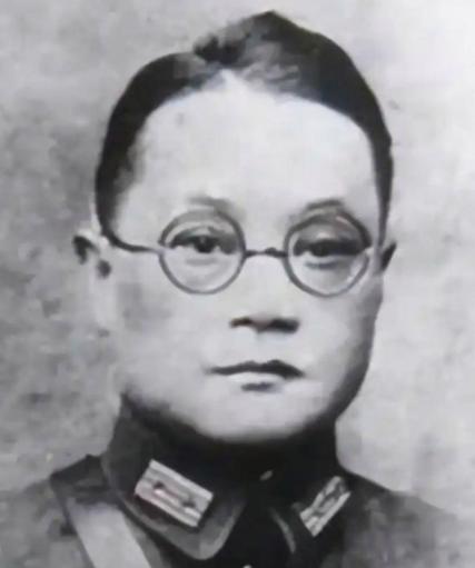 1949年，成都起义前夜，川军上将潘文华撞见自己最宠爱的七姨太在屋里偷偷发电报，