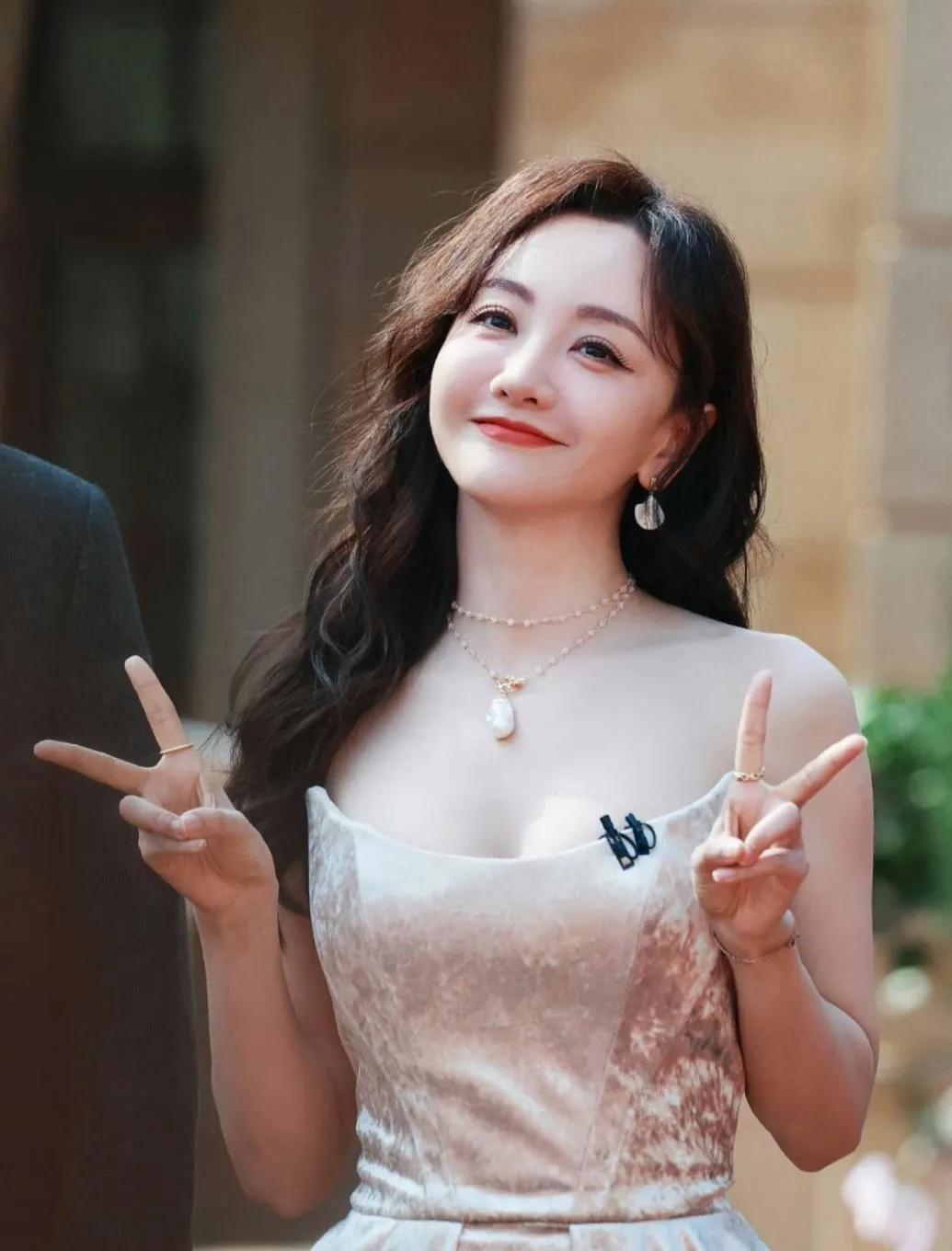 杨蓉这状态也太绝了！丝绒礼裙配珍珠首饰，甜姐氛围感直接拉满杨蓉这套造型谁看