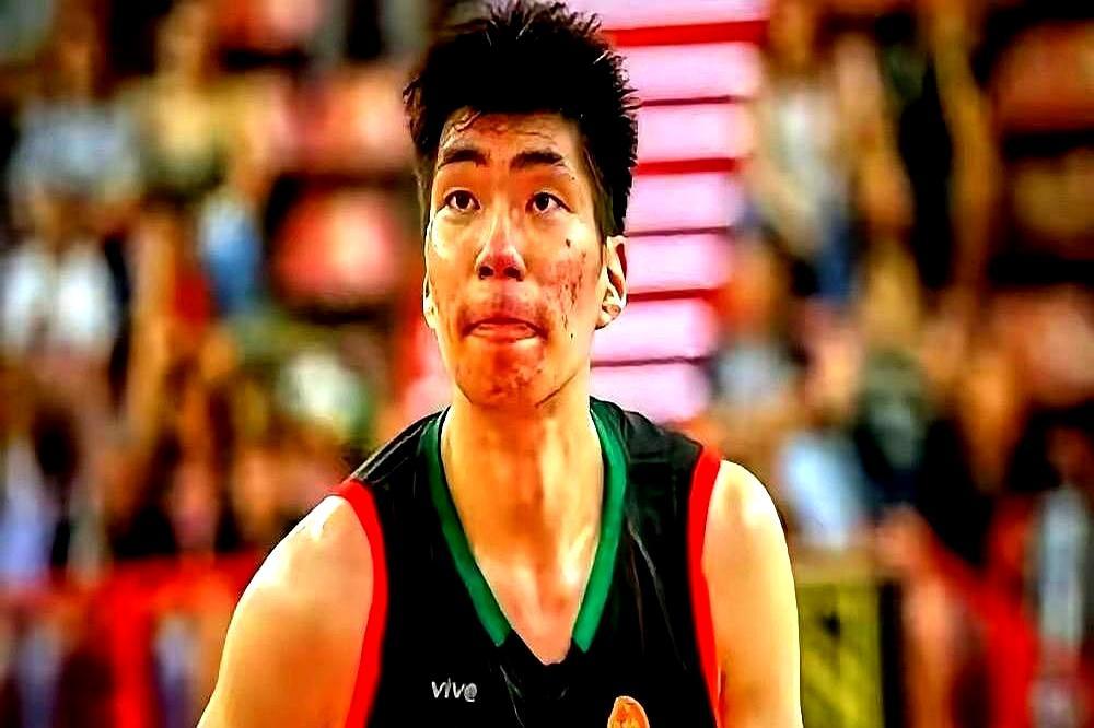 对面中锋被直接撞飞！西班牙球迷都疯了，全场起立冲一个中国小伙高喊MVP。1