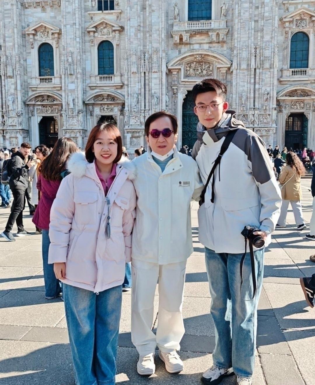 72岁的￼成龙⁠￼￼跟儿子￼房祖名⁠￼￼在￼意大利⁠￼￼现身旅游啦，父子俩好多年后又同框咯。房祖名一