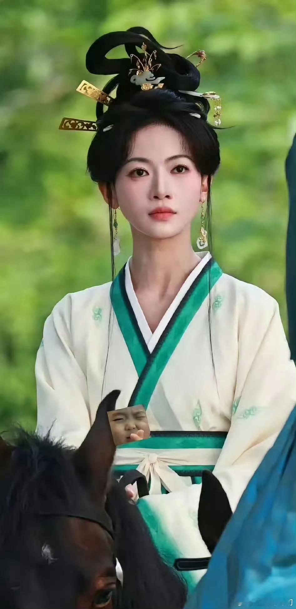 的确比以前好看很多！她本来气质就比较沉稳，现在加上母性的感觉，整个人就像一下有光