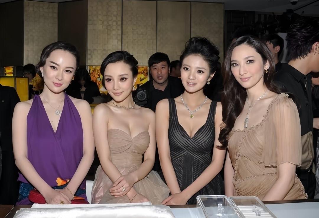 翻看这张四美同框合照，出乎意料，安以轩反而是画面里最亮眼的那一位，也有可能是其他