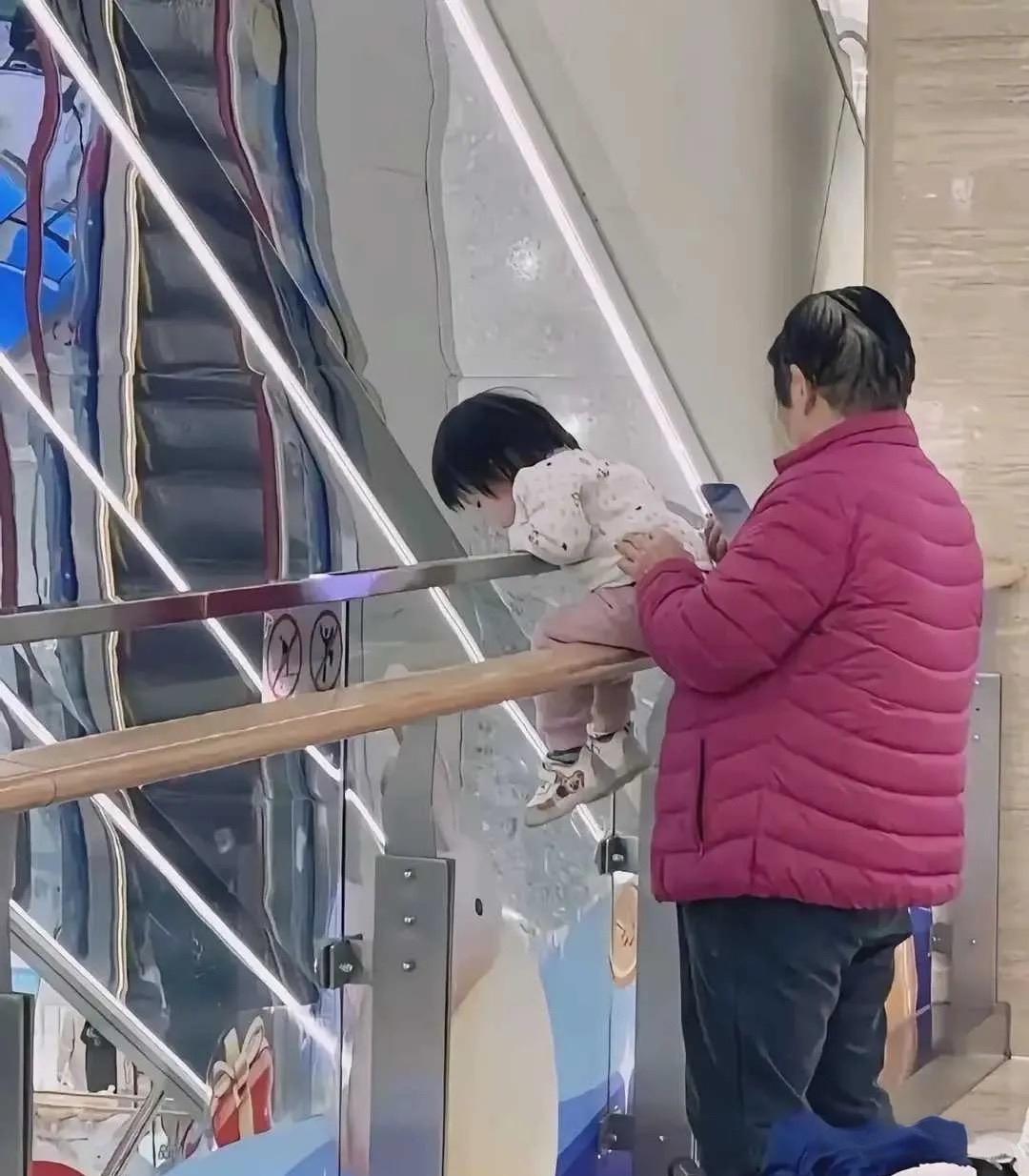 这么带孩子吓人啊