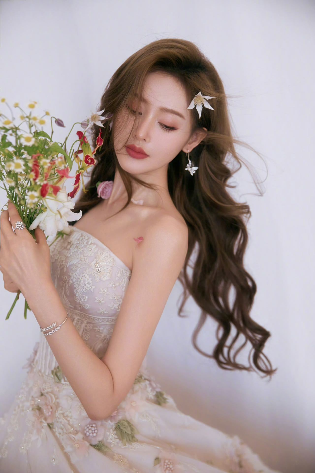 张天爱微博之夜可以盼到姐姐了，颜值身段双在线，2025年荧屏银幕全面开花，每次