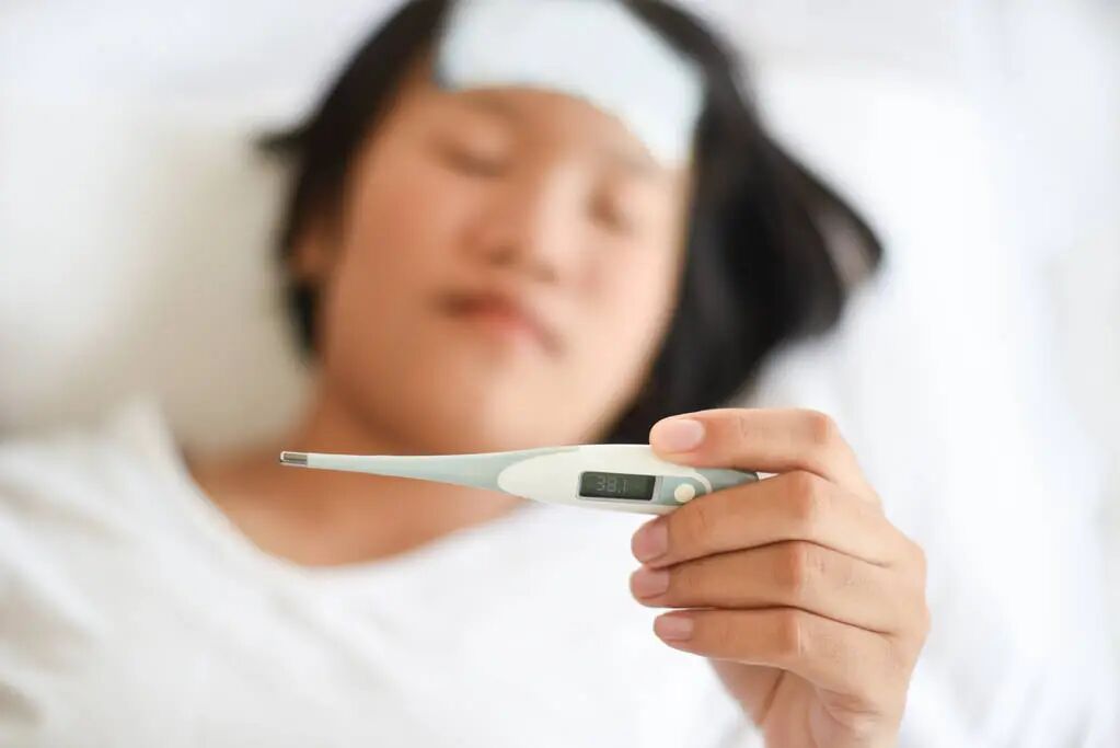 新冠特效药搜索猛增, 喉咙痛、咳嗽怎么办? 专家: 确诊后尽早用药