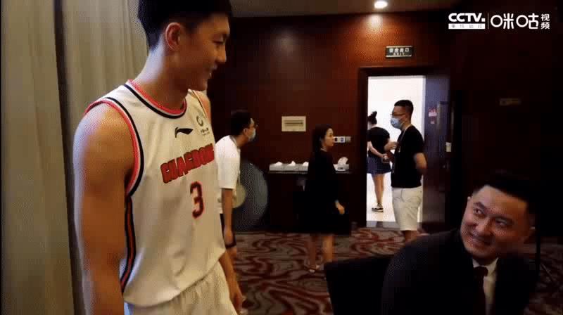 随着崔永熙加盟广东宏远后，顶薪球员的座次发生变化，胡明轩老大，崔永熙第二，焦泊乔