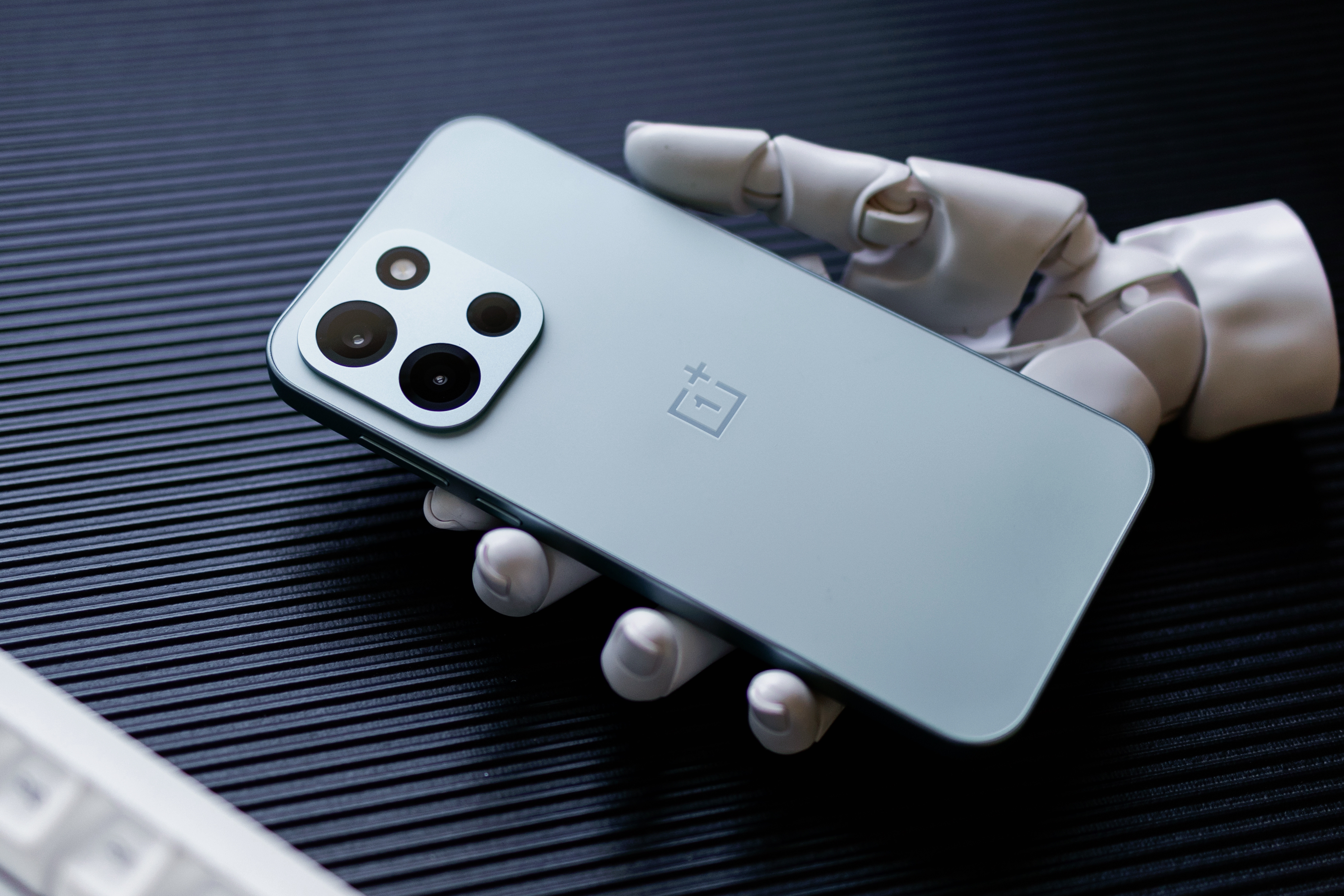 9000mAh大电池也不厚，一加Turbo6这抹「旷野青」通透淡雅，强光下流转