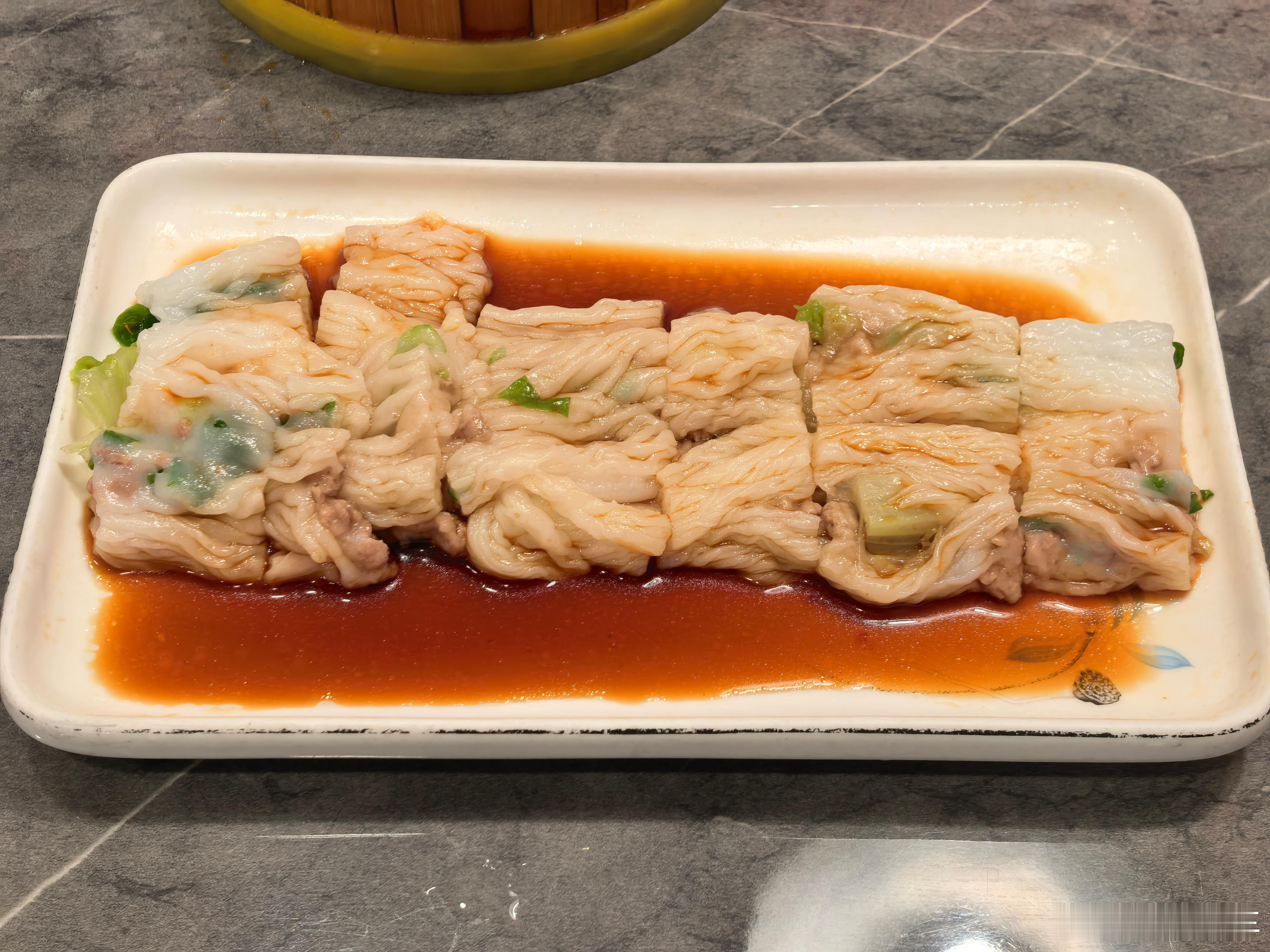 中午简单一餐吃肠粉和虾饺，你呢？​​​