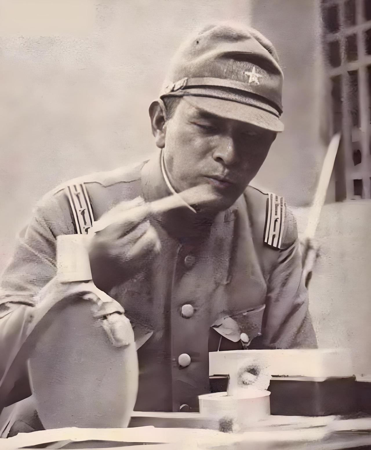 一个日本底层军官，愣是吃出了日本大将的气势！这就是日军侵华时的怪现象之一。照