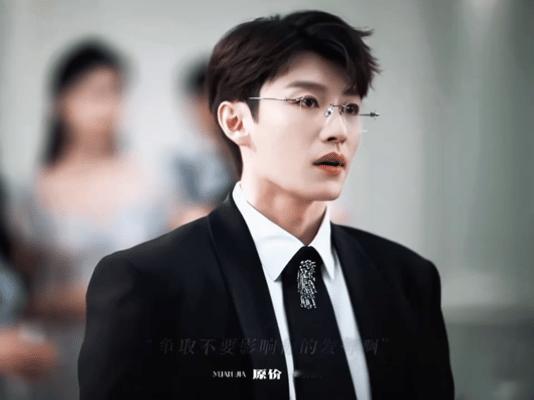 代旭卢昱晓的cp感CP感的封神，始于那30秒的电梯名场面。社恐打工人胡羞面试失