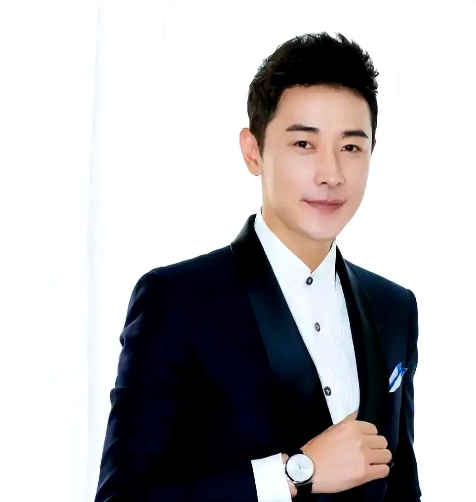 罗晋一年扎在剧组连轴转，唐嫣拍完《繁花》就回家陪娃陪爸妈。罗晋在外面一部