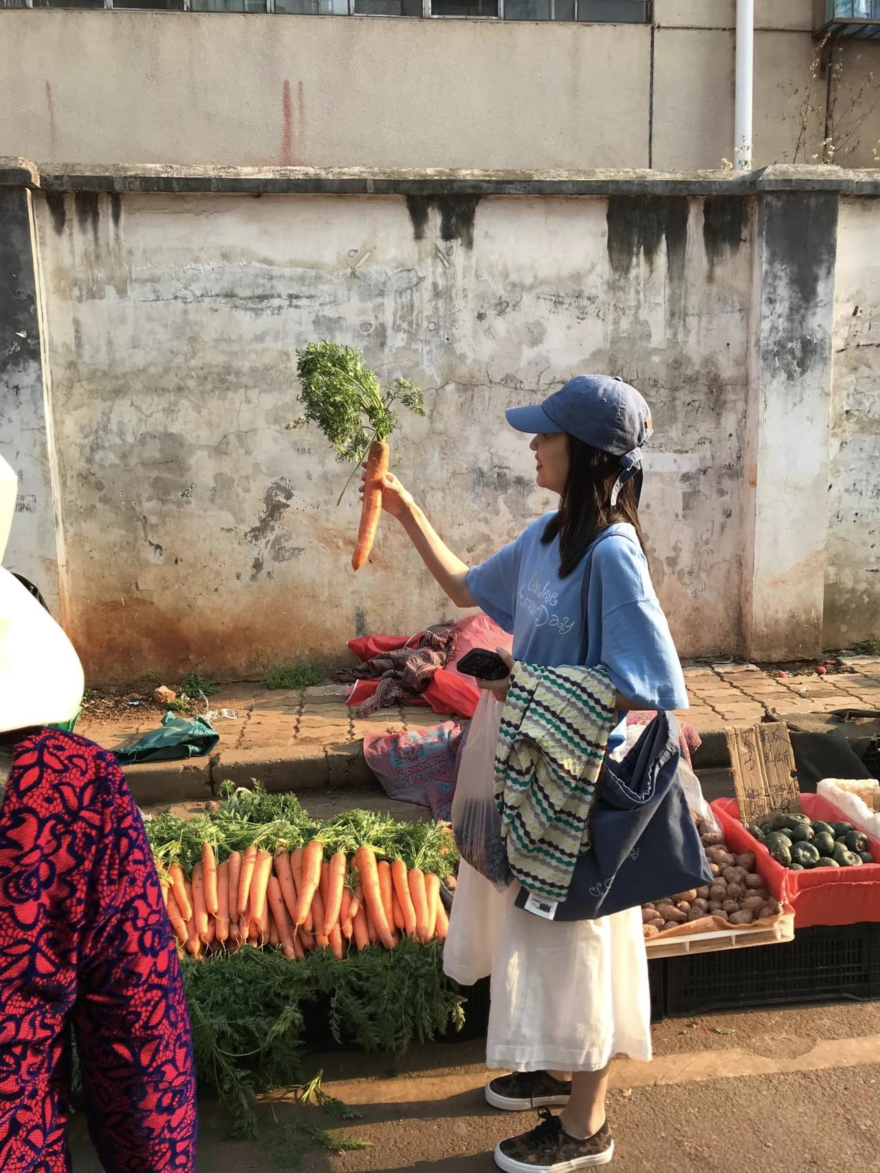 46岁董洁在云南逛菜市场被偶遇，她穿着一条白色裙子，打扮非常时尚。她现实中真人身