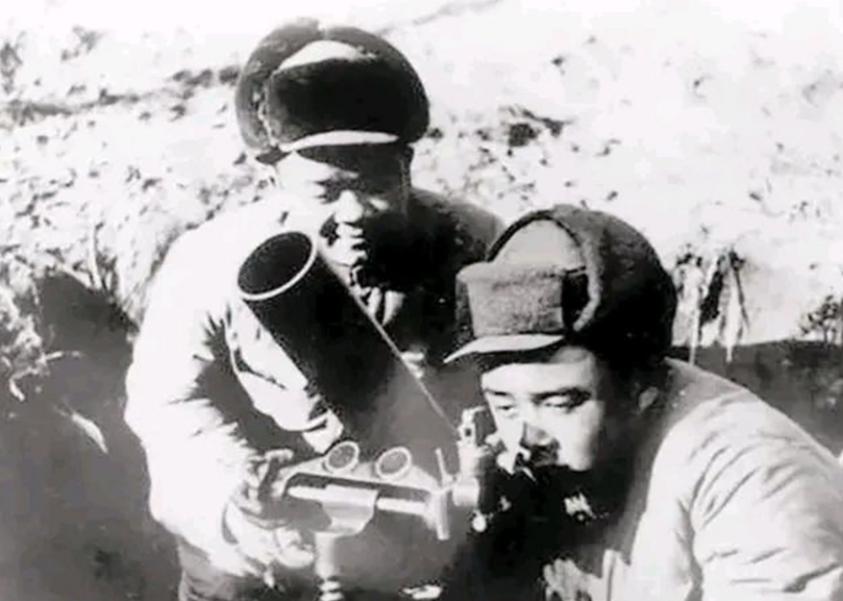 1951年，15岁的志愿军新兵张典文在朝鲜战场擦大炮时，透过瞄准镜发现敌人阵地上