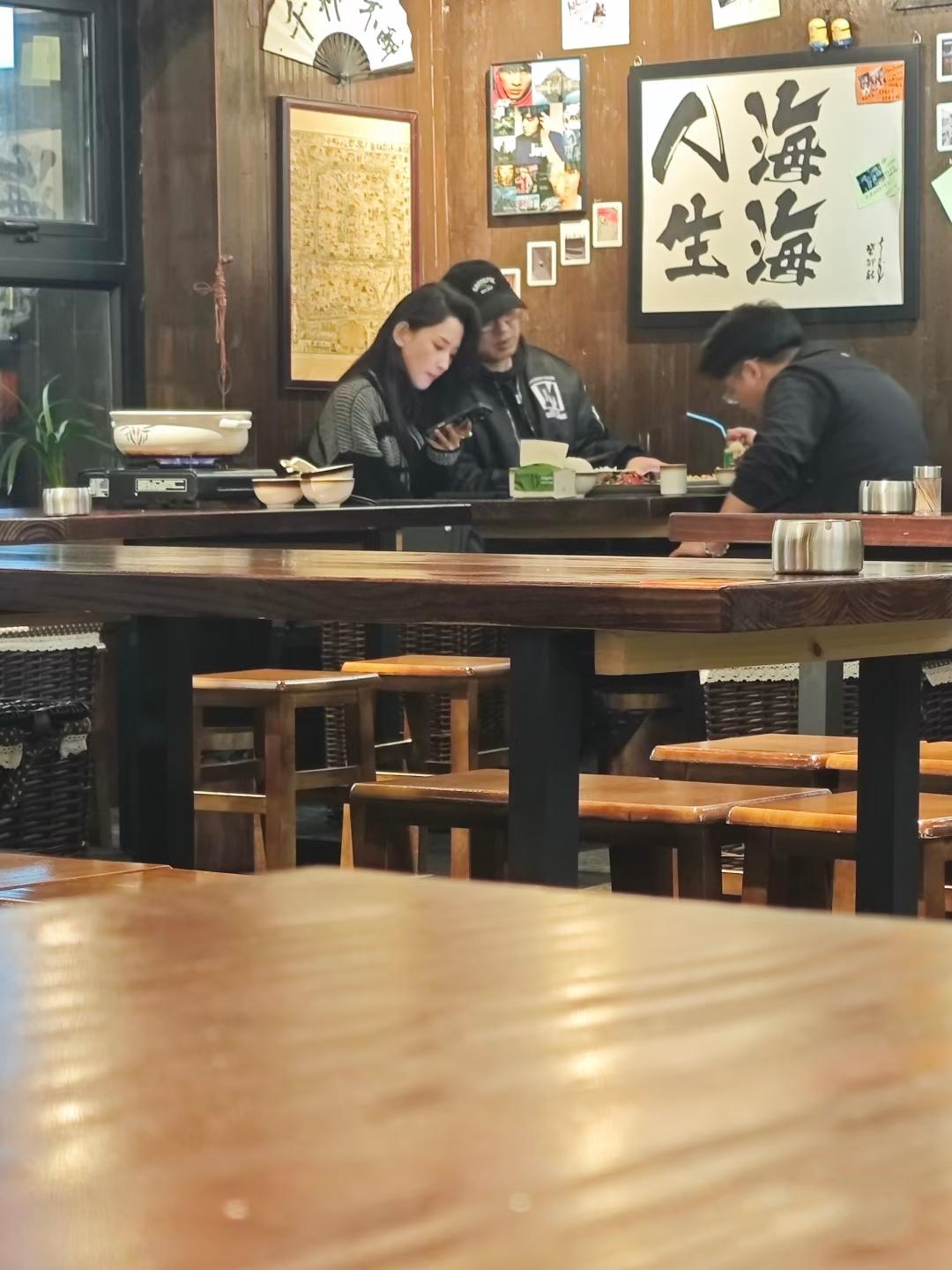汪峰和森林北现身乌鲁木齐！10月16日，汪峰携女友森林北现身乌鲁木齐一家川菜馆