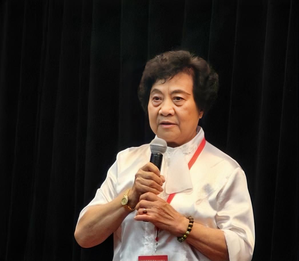 河南巩义人，出身普通农家，13岁就进厂做纺织女工，凭借实干成为全国劳模。28岁任