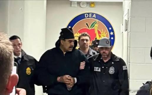 大错特错了才发现，很多人天真的认为马杜罗被抓之后，委内瑞拉一夜之间就会变成民主