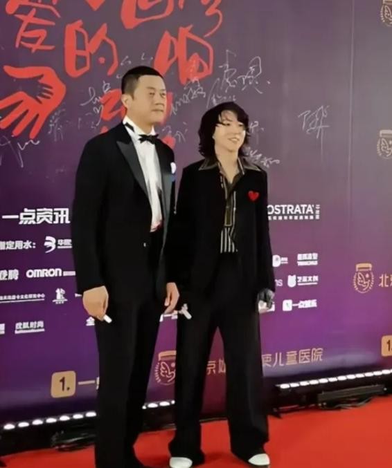窦靖童最近亮相李亚鹏的嫣然天使活动，俩人站一块儿说说笑笑，完全看不出是重组家庭的