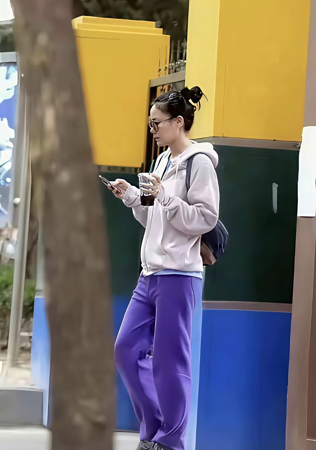 王菲日常还是很随意的，一杯咖啡，一身松弛的穿搭，自在又通透