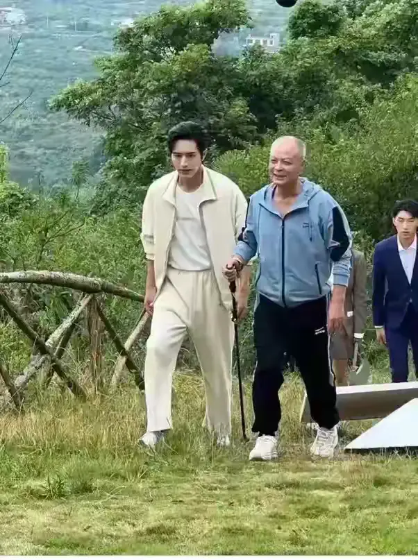 一代巨星，曾经的荧幕传奇，如今也不得不面对岁月的无情。他的容颜，曾经令无数人为之