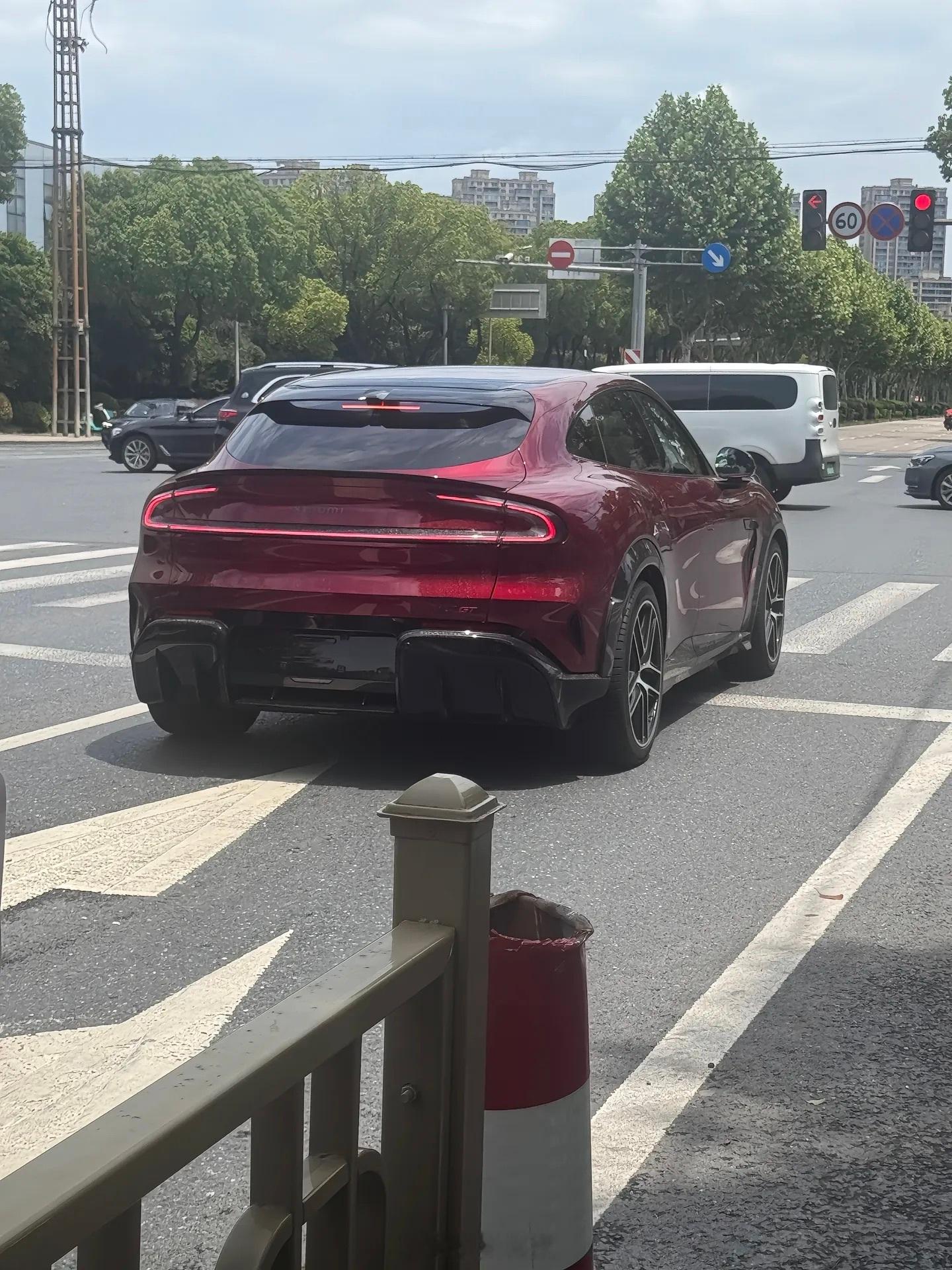 一镜到底不充电，503.7公里跑下来还剩23%电量，折算下来满电续航...