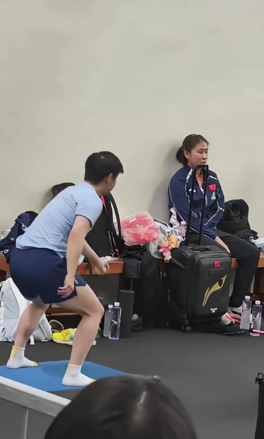 莎莎在训练，不远处坐着的队员在走神。这不是偷懒，这是疲惫后的休息。但是莎莎依然一