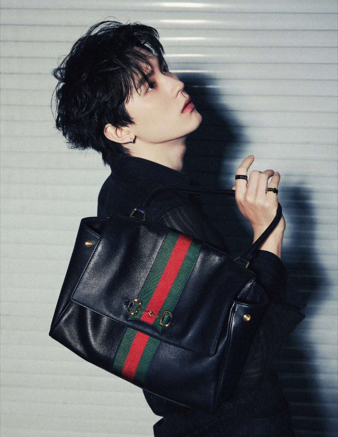 张凌赫、宋威龙、周翊然同款蓝血包袋大片🈶，get到了谁的硬照表现力