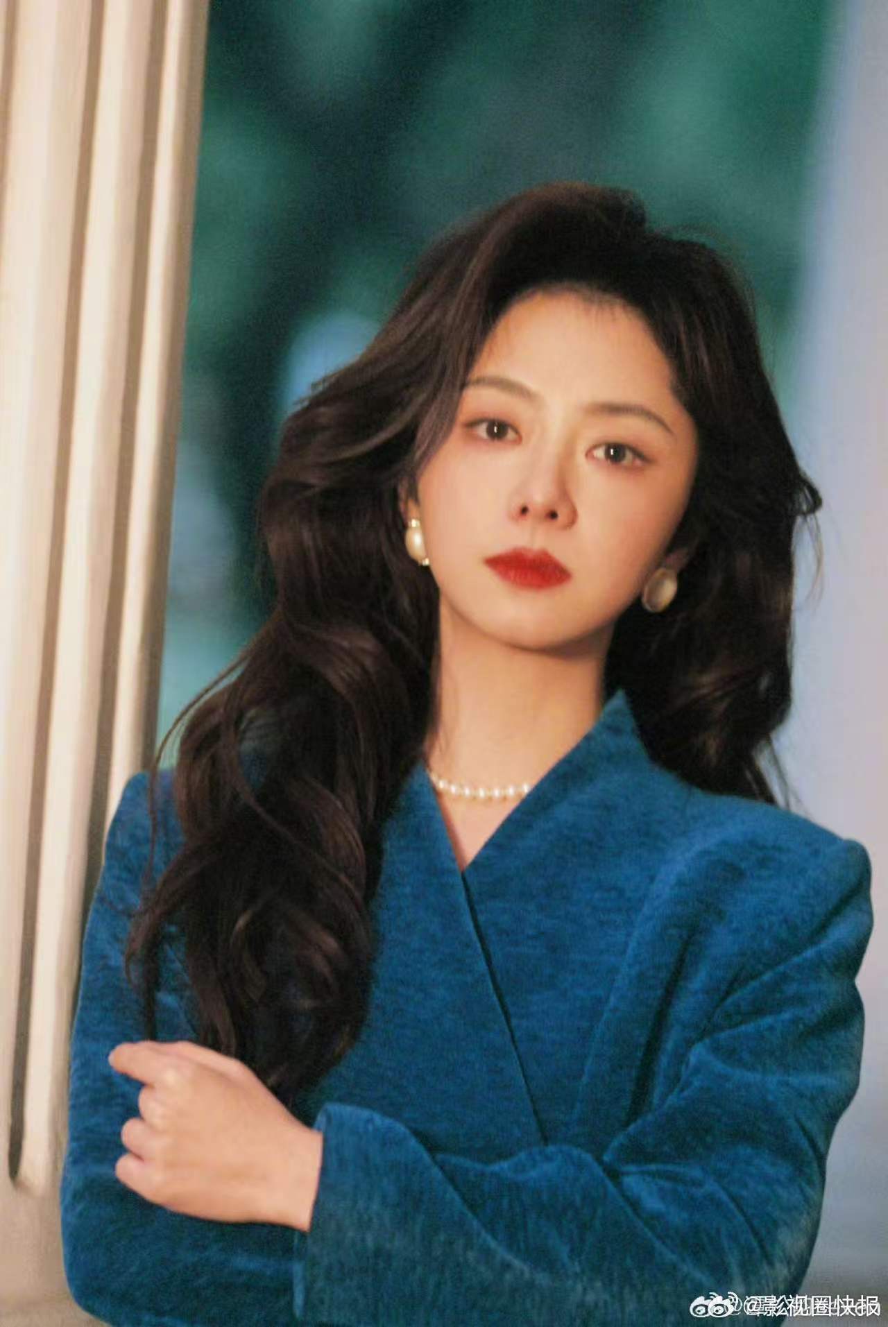 谭松韵复古卷发造型蓬松卷发透着灵动俏皮，宝蓝色灯芯绒外套复古又时髦，宽腰带收腰