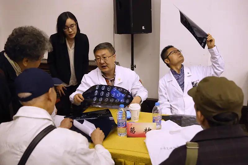 梅雨季差点要命的不止老人，29岁主管进ICU，这些信号别再硬扛！我外婆高血压