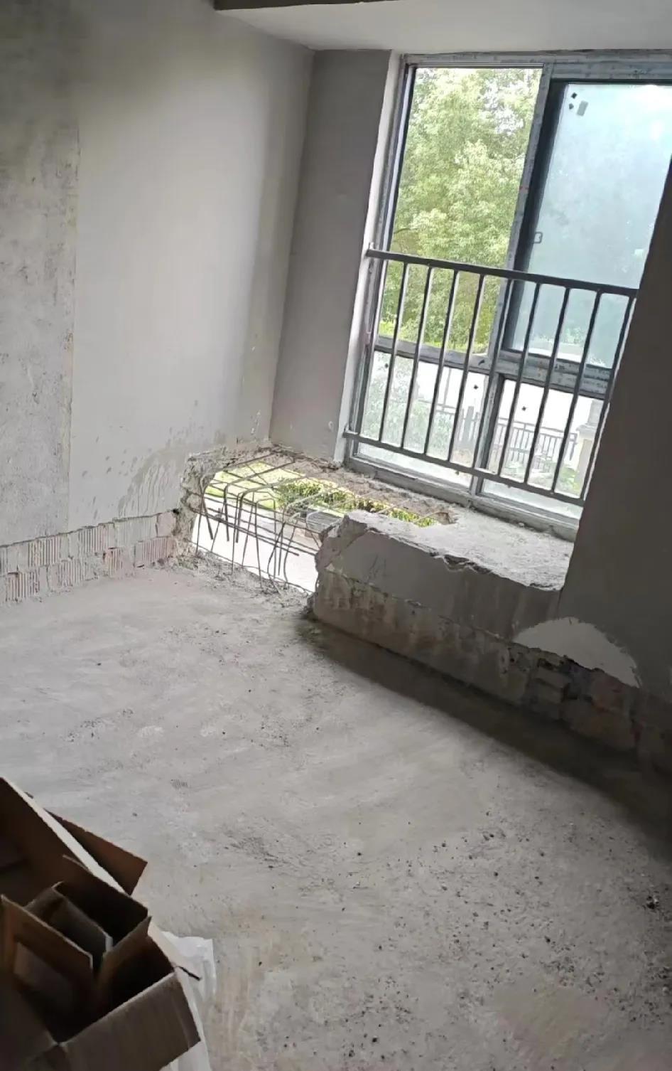 师傅说，这个飘窗可以砸！！！