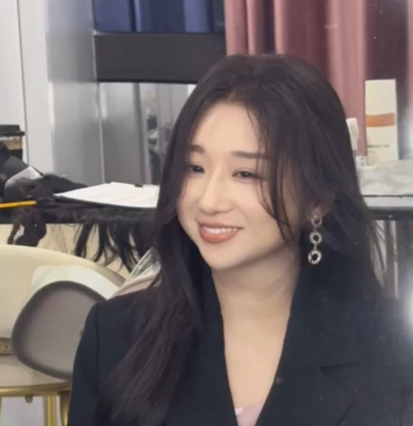 “相由心生”这话确实有几分道理，傅首尔最近的变化就很明显。自从瘦下来后，她