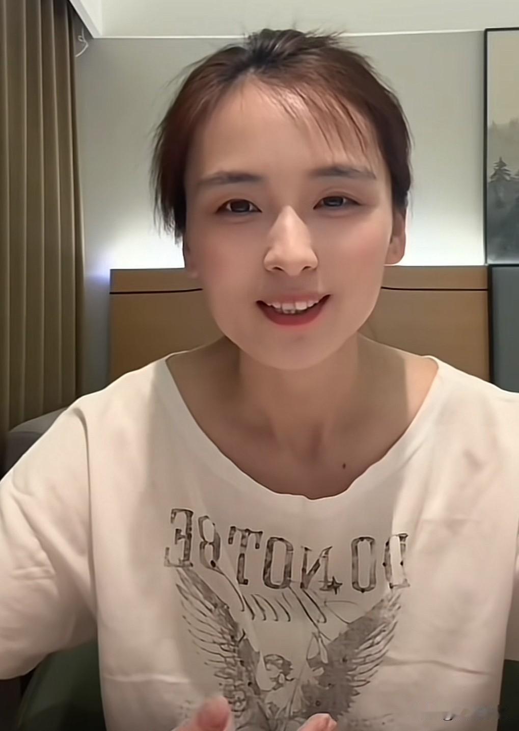 瑾汐最终妥协，为温州父母说话。最新动态中，瑾汐终于妥协示弱，为温州父母说了句