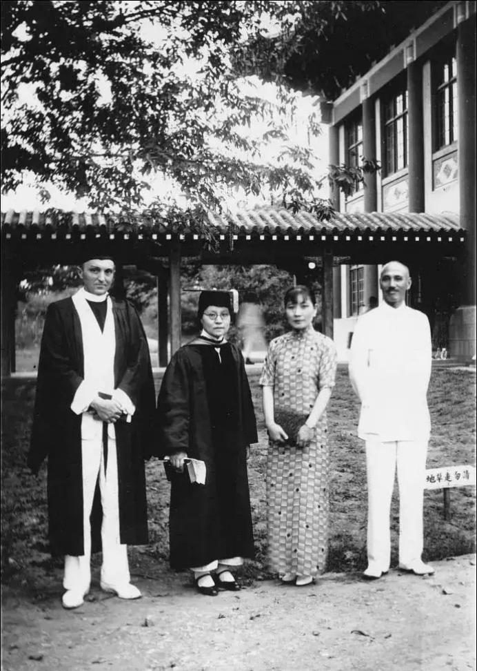 1933年，蒋介石夫妇视察金陵女子大学，与校长吴贻芳，马吉牧师合影。