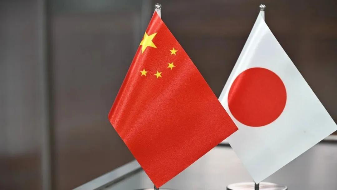 8月25日，日本访问团飞抵北京，态度依然十分强硬！说是访问团，其实就三个人，