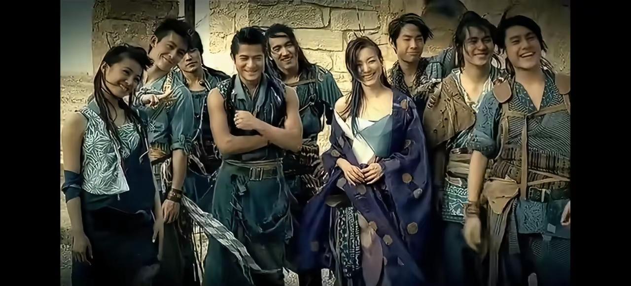 看老照片才发现，当年拼盘演出的站位藏着多少时代密码——朱孝天站C位，周杰伦在后排