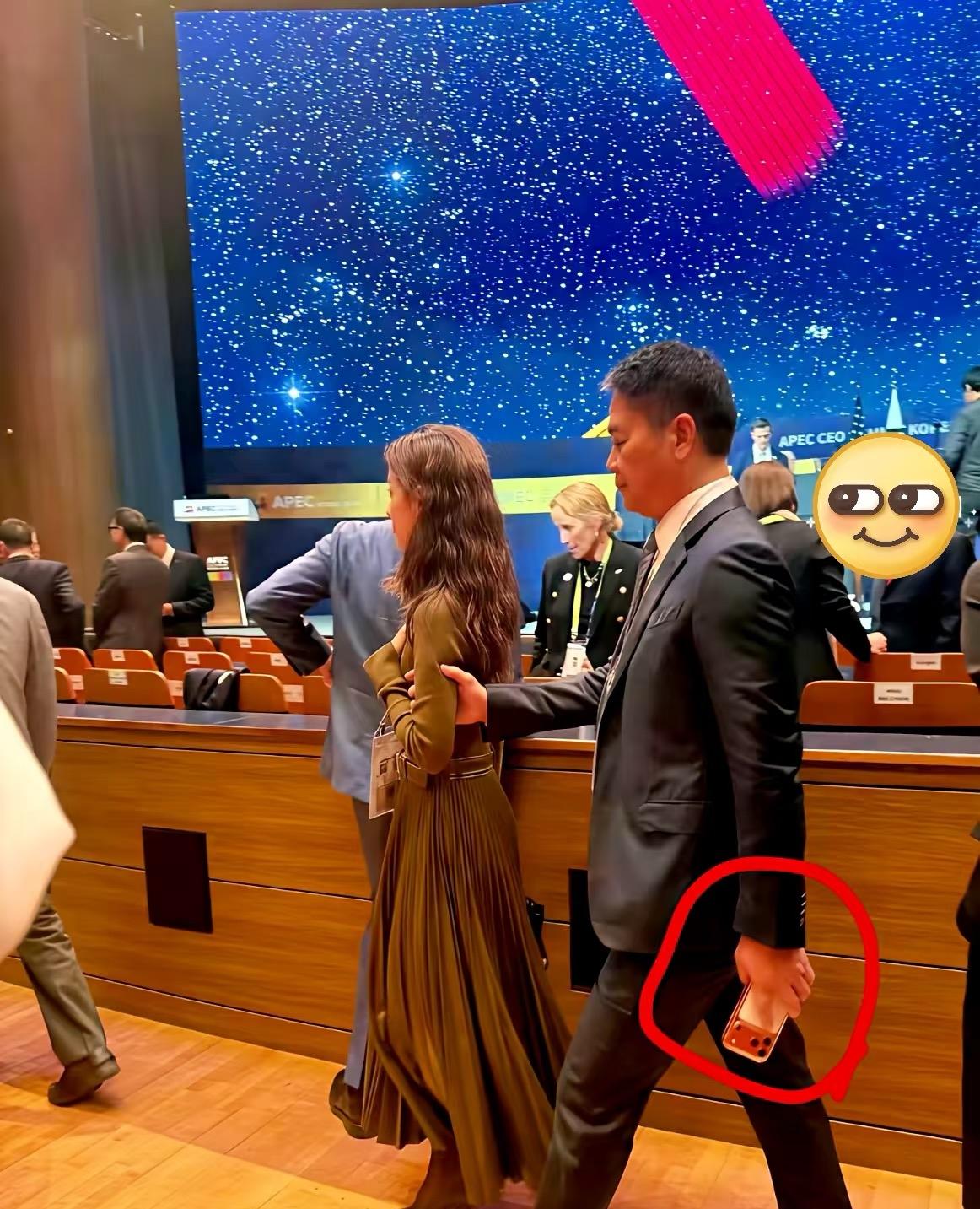 有没有发现?刘强东居然也用苹果手机。对普通人来说,唯一能够跟富人“平起平坐”