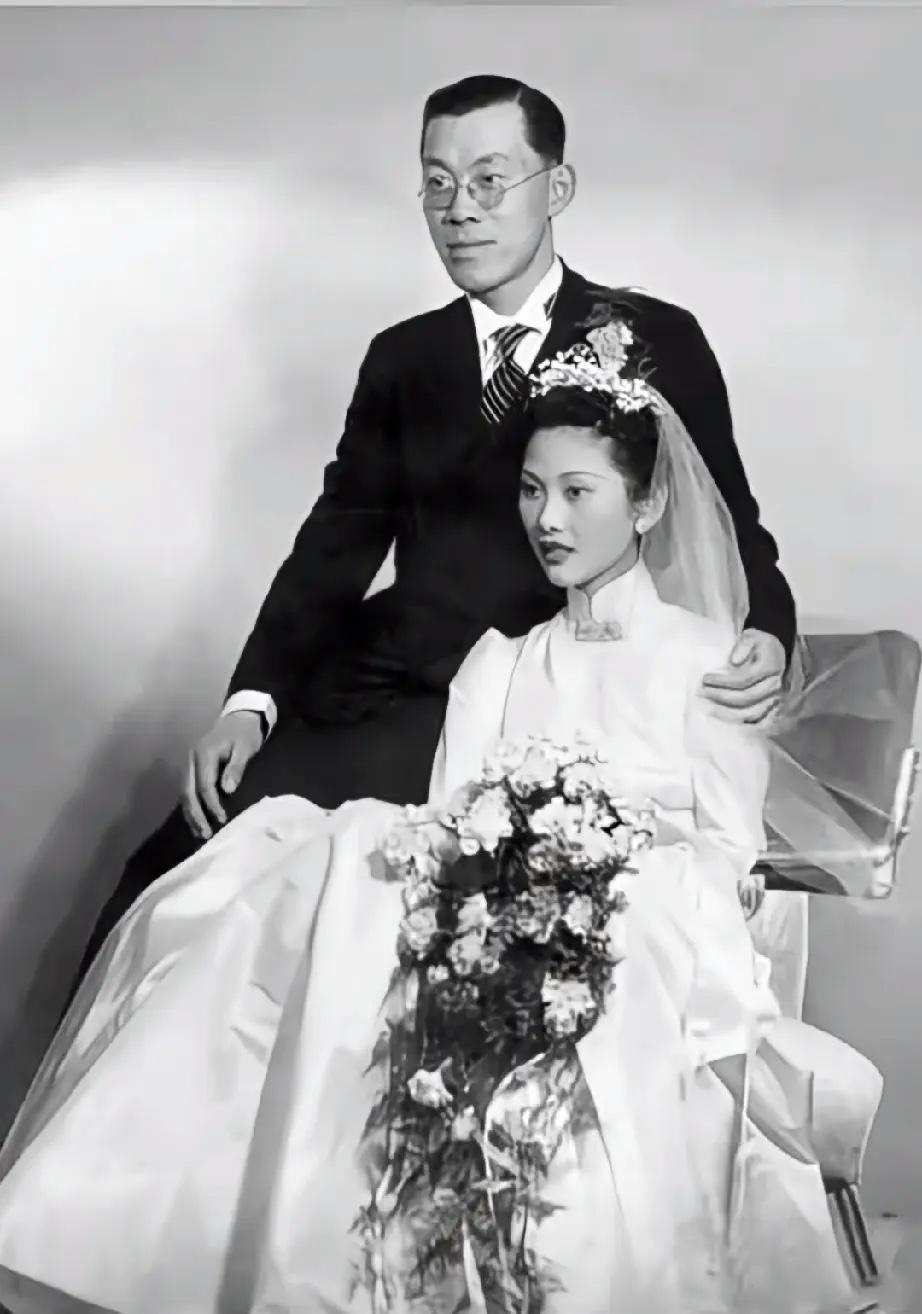 1938年，徐志摩之子徐积楷与夫人张粹文的新婚照，合影中的徐积楷温文尔雅，张粹文