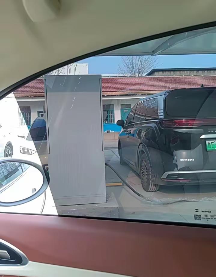 在外面充电的人注意，不是所有的快充都是国网的，要是选错了充电桩，极可能会充到“劣