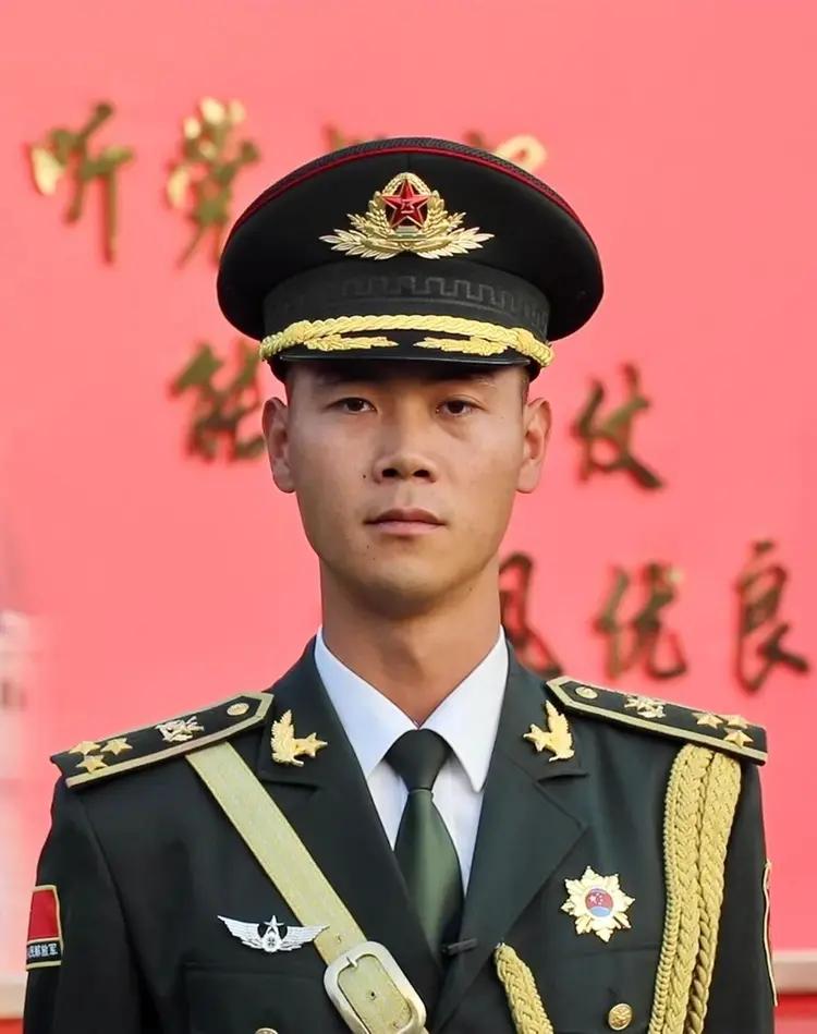 张威，河南驻马店人，出生于1998年，中国人民解放军仪仗大队国旗护卫队升旗手。