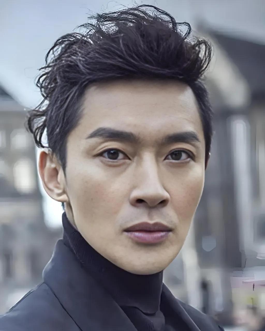 #曹磊##靳东#娱乐圈的现实，同班同学境遇大不同娱乐圈的现实总让人感慨万千