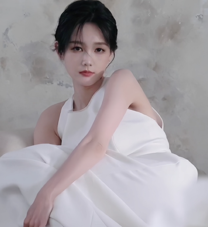 李一桐的白色裙装，超nice的，喜欢吗？