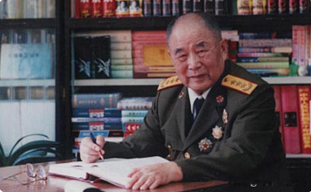 1988年，他72岁被授予上将军衔。36岁任志愿军12军副军长，统一指挥12军、