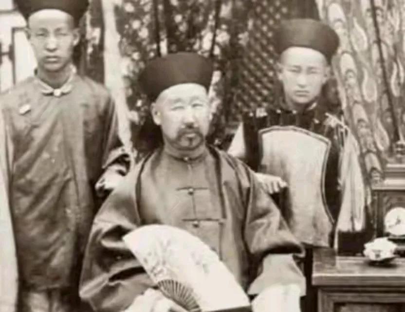 饿囚吞下夹生面，官差倒悬其足！霎时口鼻涌出面条如龙须，窒息欲死却求死不能...满
