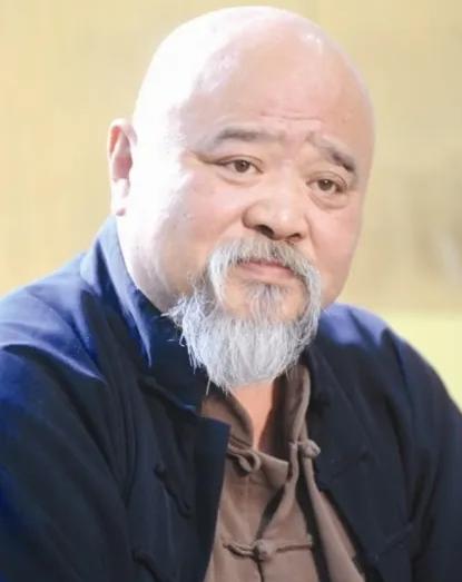 68岁演员李琦退休后，在街头卖烤串。路人前往问价，李琦笑呵呵地说：“市面上5块钱