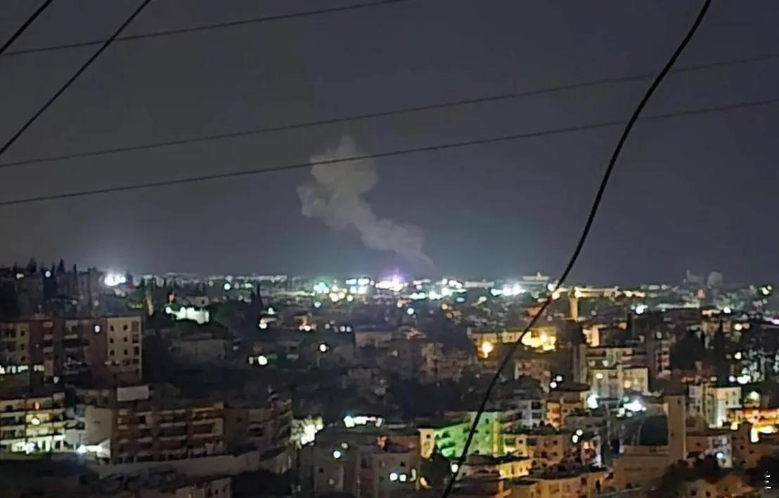 “炸！炸！炸！”当地时间2026年1月5日深夜，以色列空军对黎巴嫩南部和东部地区