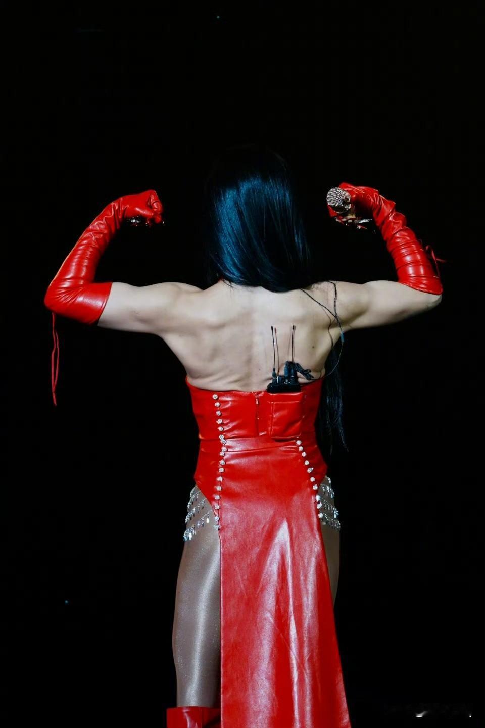 江映蓉特别爱秀自己的背肌，虽然她成功瘦身40斤，但看着是真壮实，反正我是不喜欢这