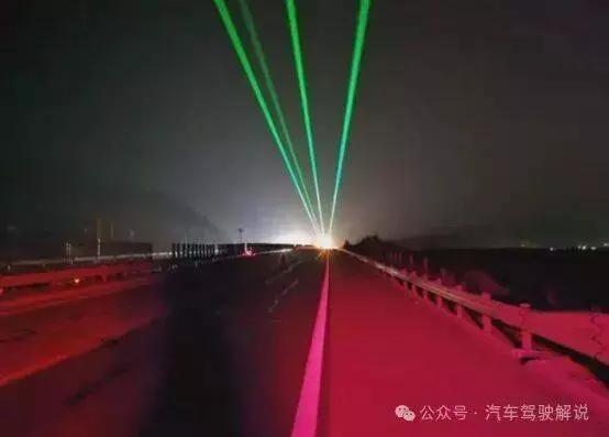 高速上那道绿光是干啥的？老司机：不懂这个就别乱跑高速！夜间跑高速时，突然从