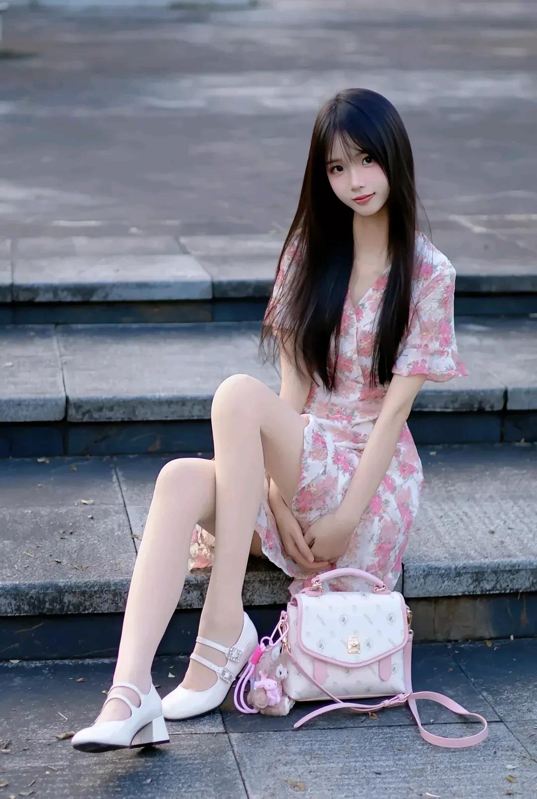 漂亮小妹，这穿搭，回头率老高了。