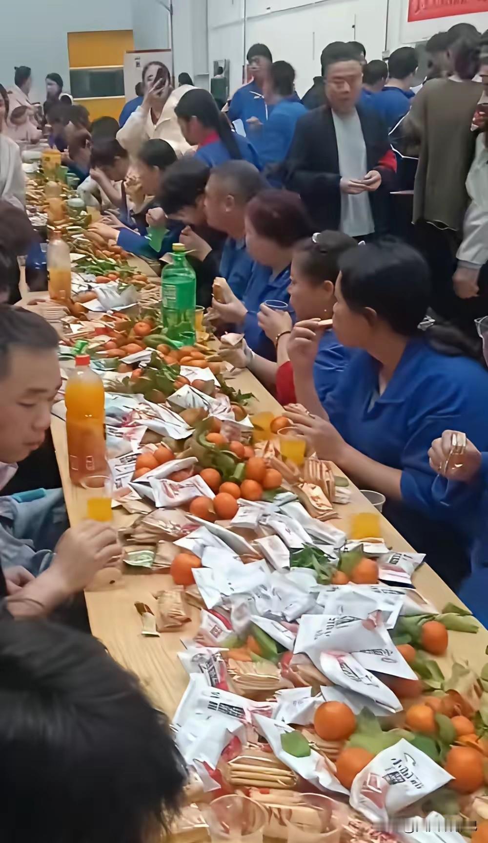 俗话说的好，“穷一年，不穷一节”，这家工厂的年会也太寒酸了吧，工人们干一年