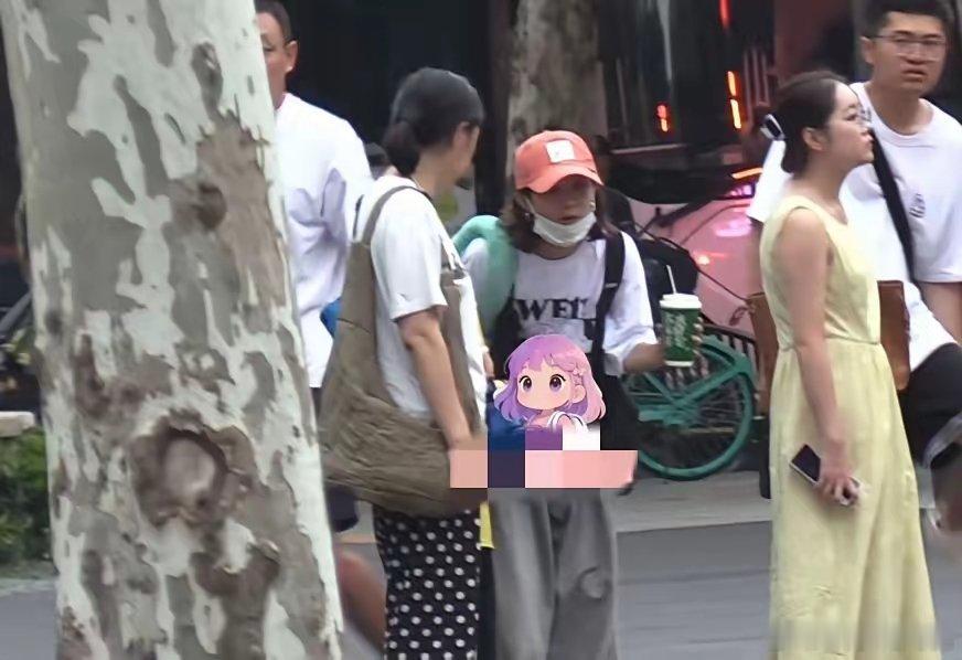 赵丽颖手牵儿子逛街过马路，保姆紧跟其后，不见赵德胤身影。​赵德胤似乎消失在赵丽颖