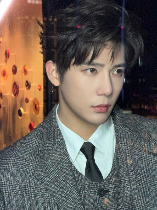 王安宇红毯造型绝了！帅气值超标，已经开始蹲宝伯特的配音片段了！